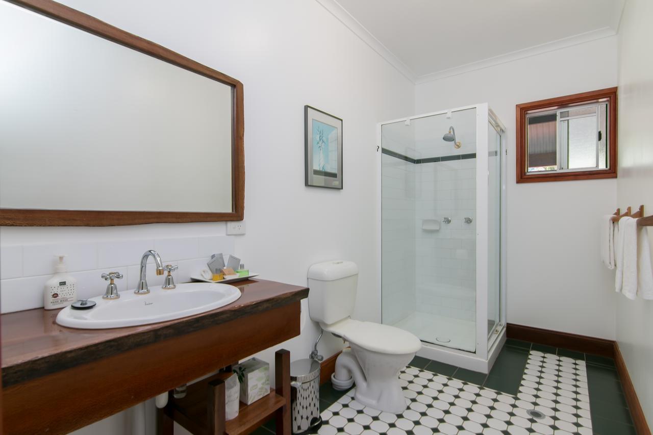 Manor Bed & Breakfast 2*